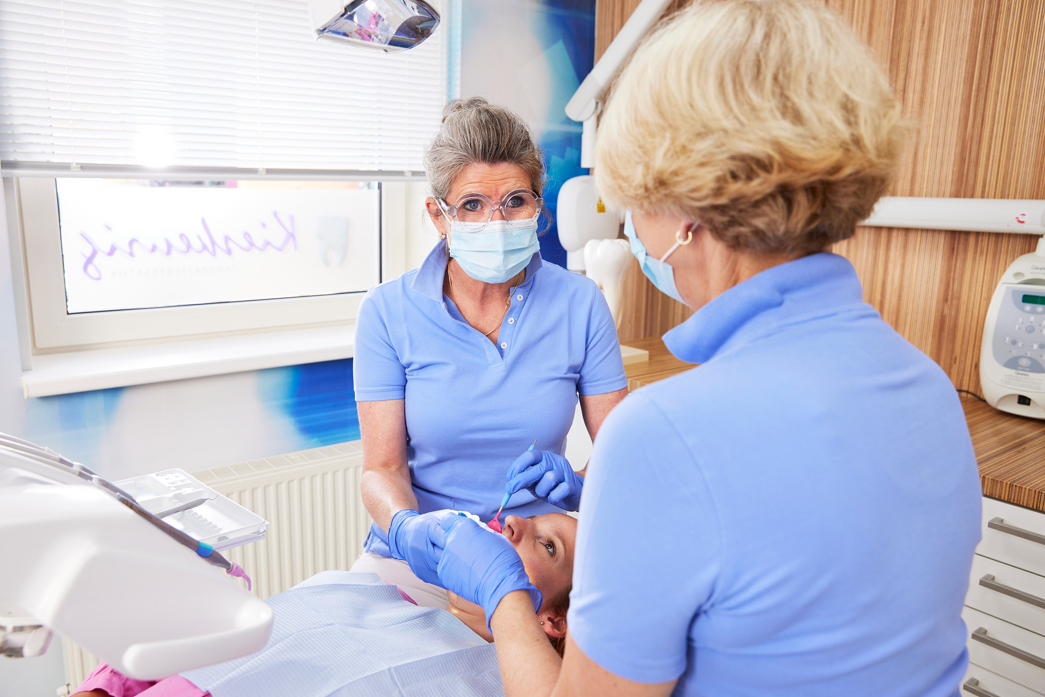 Tandarts en tandartsassistente in gesprek