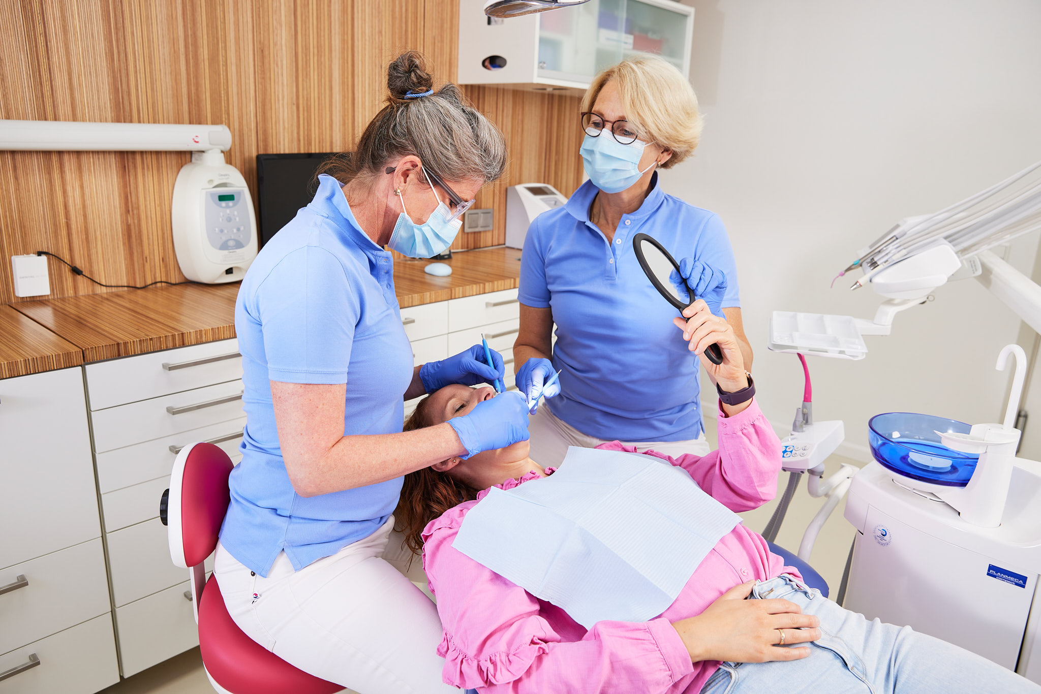 Tandarts en tandartsassistente met een patiënte